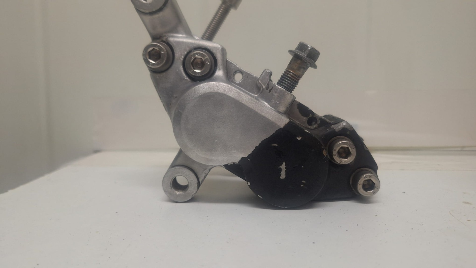 Vapour blasting used for corrosion removal on aluminium