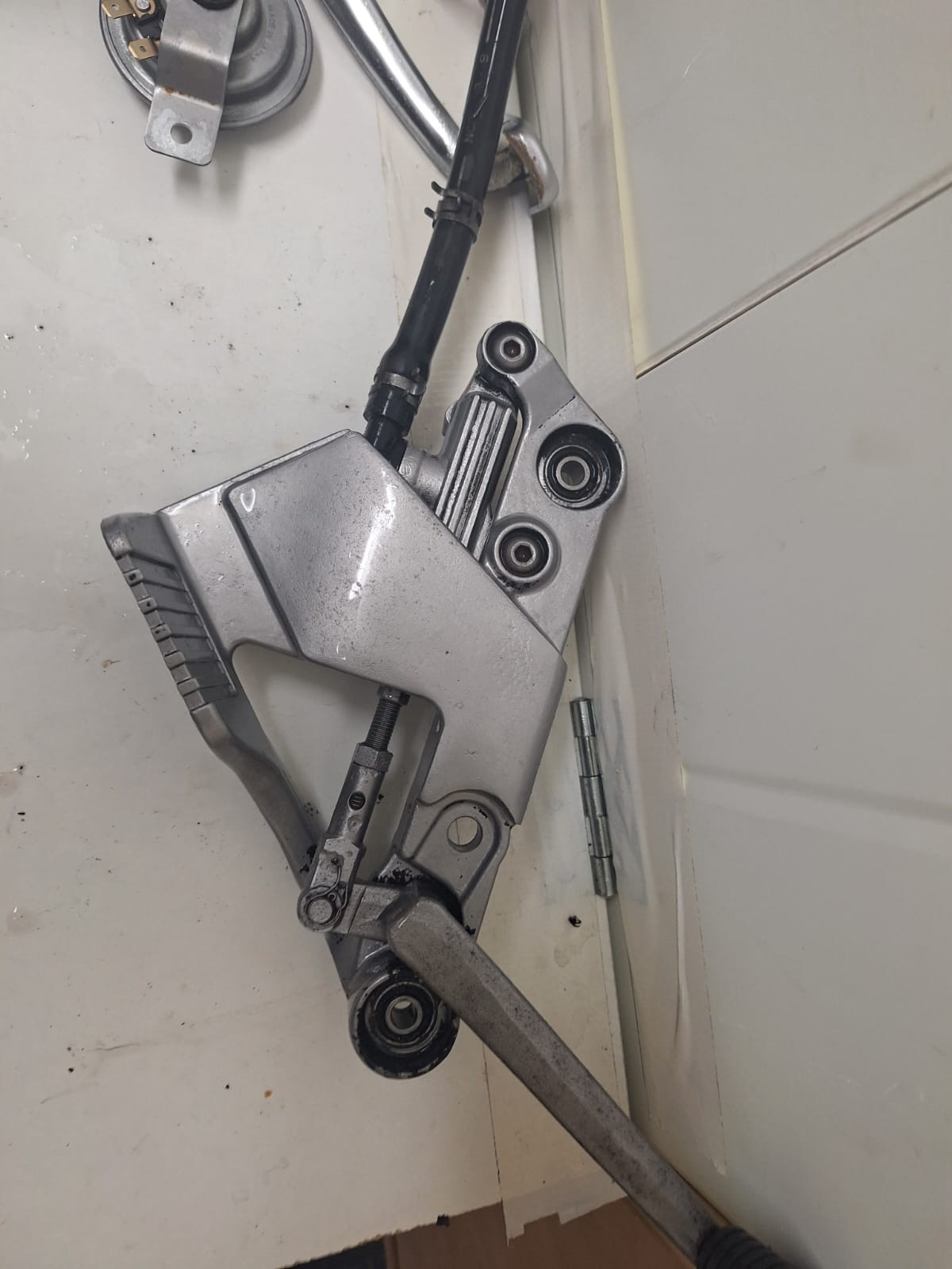 Vapour blasting for non-destructive metal surface cleaning