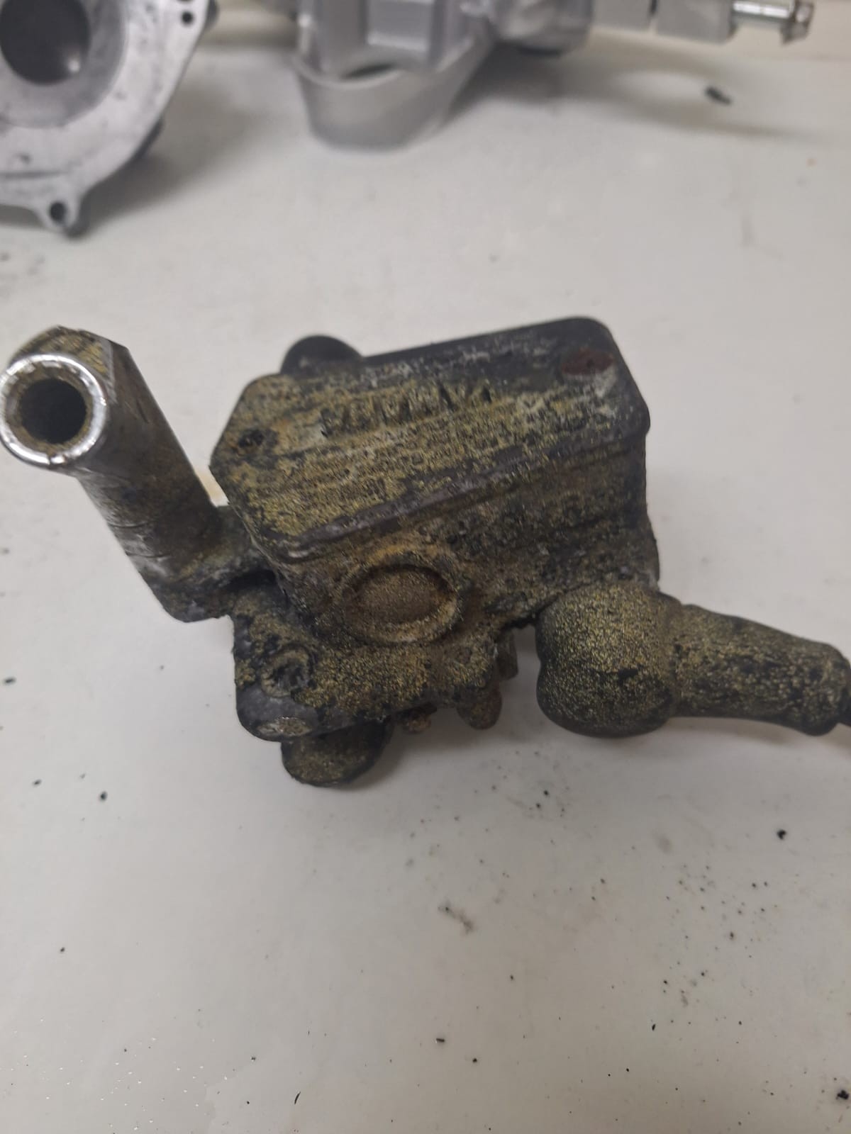Vapour blasting service removing surface oxidation from metal