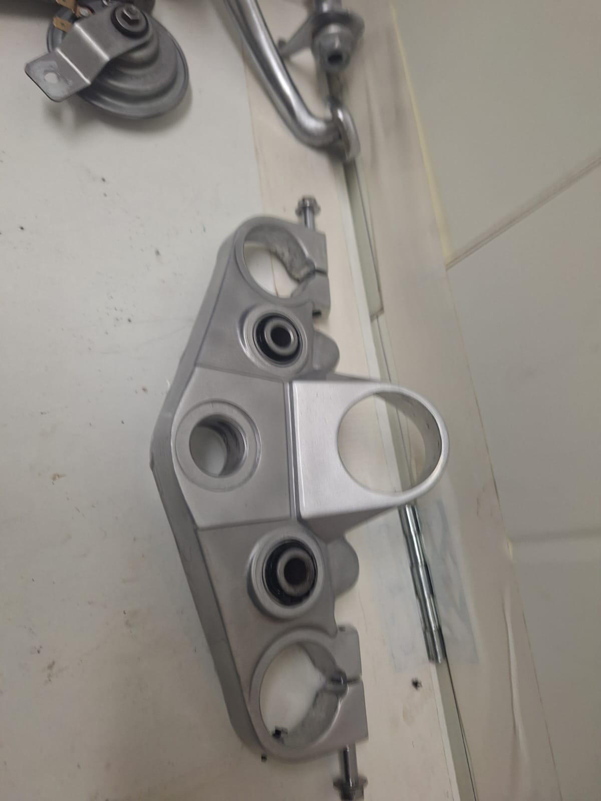 Vapour blasting producing uniform satin metal finish