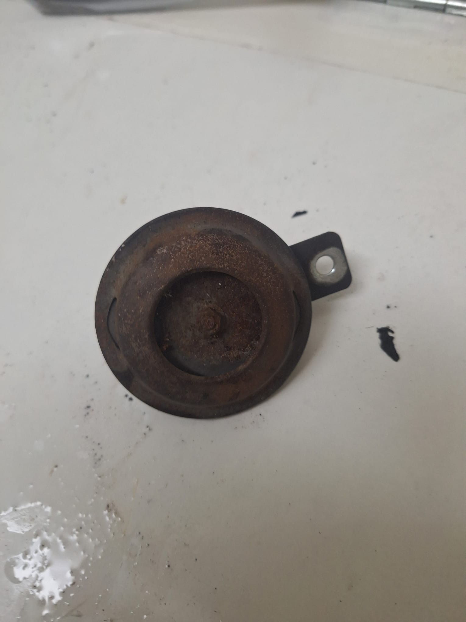 Vapour blasting cleaning process in professional workshop