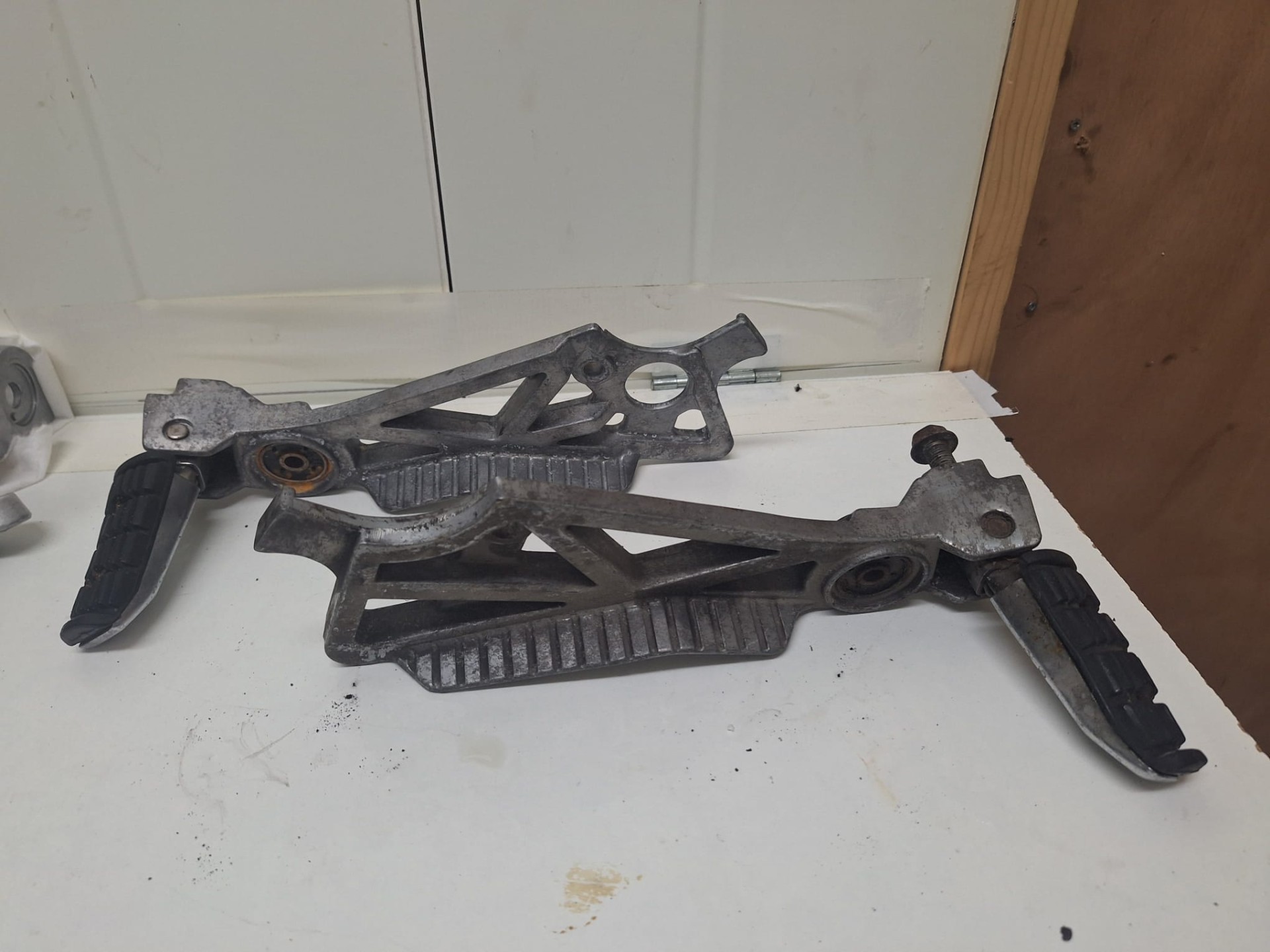 Vapour blasting treatment for engine casings and covers