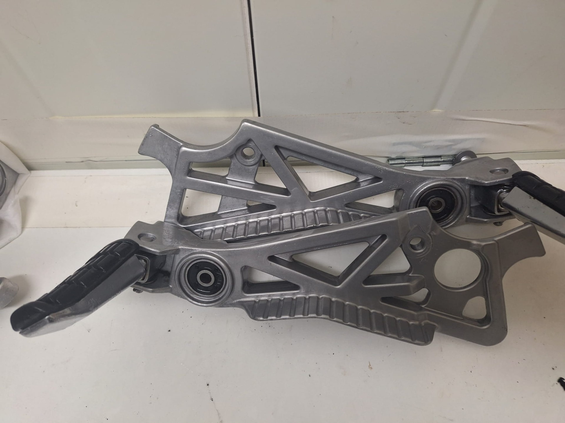 Vapour blasted aluminium parts with factory-like finish