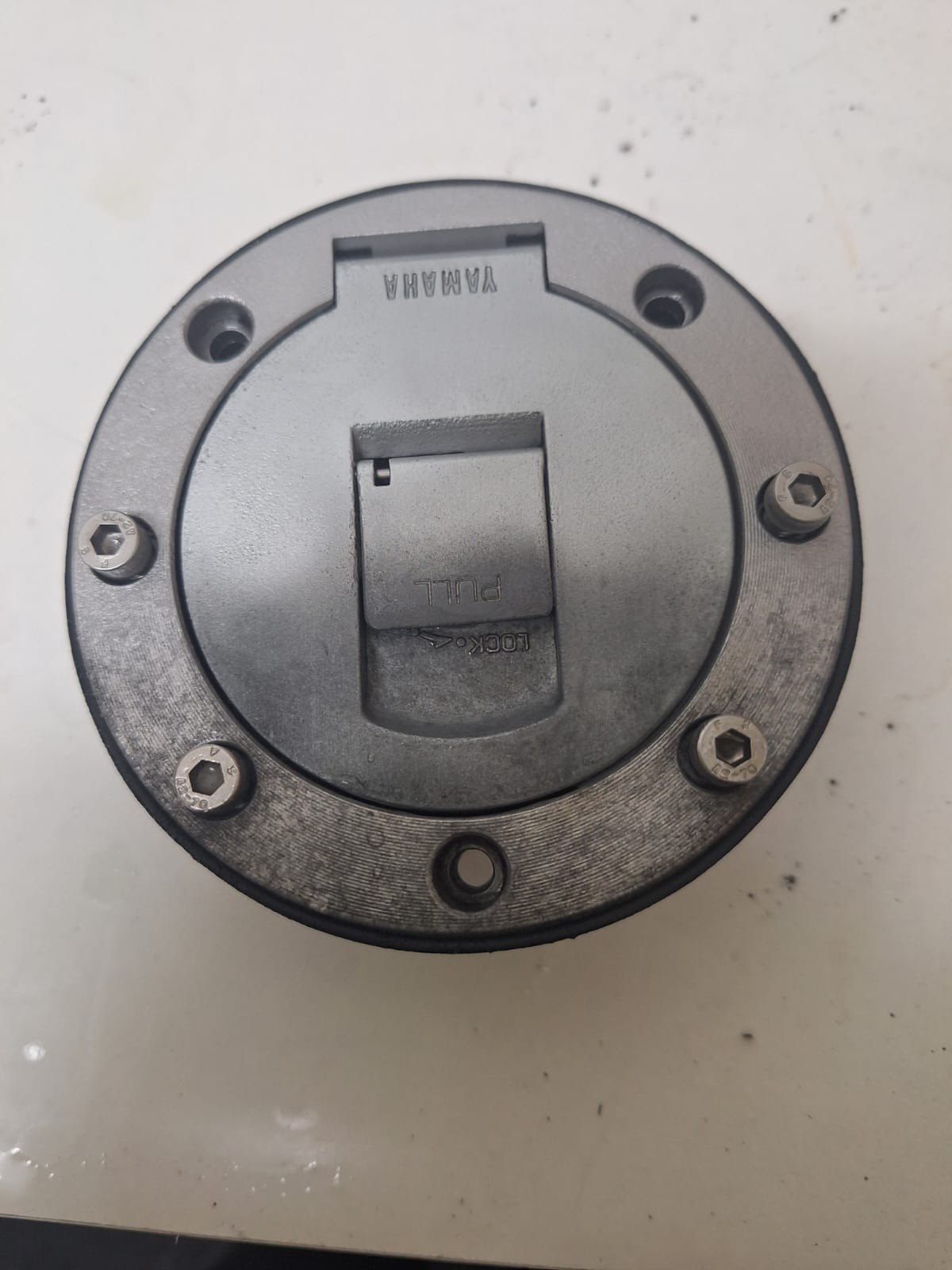 Vapour blasting removing grease and oxidation from metal