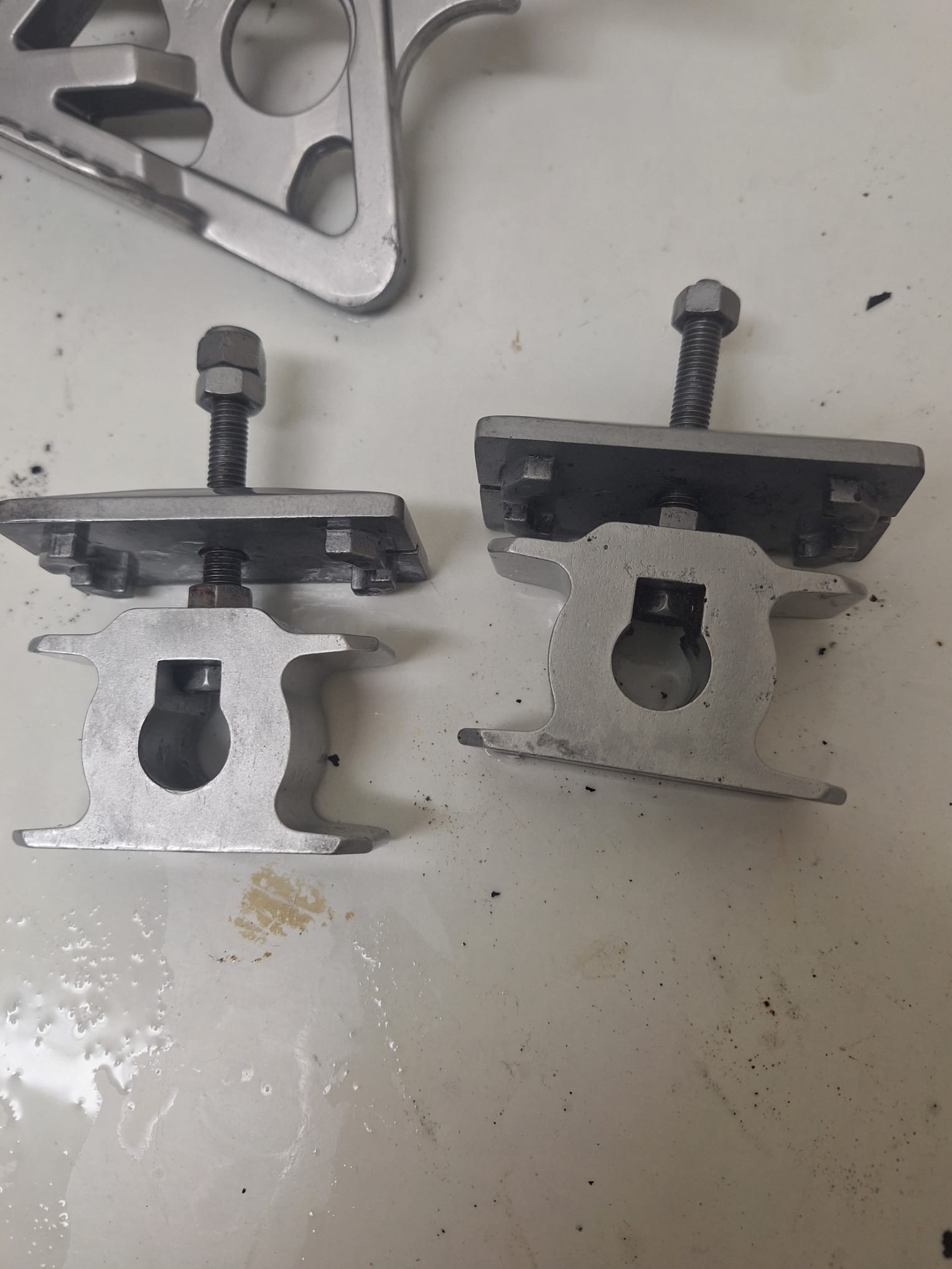 Vapour blasting aluminium engine parts before and after cleaning